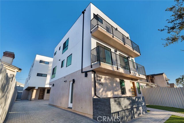 Foto del edificio - 1734 Carmona Ave