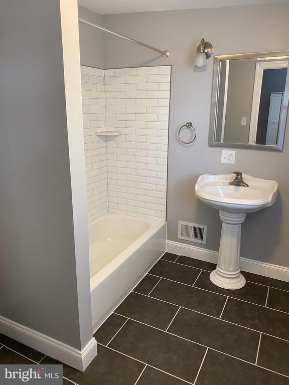 Building Photo - 423 Main St