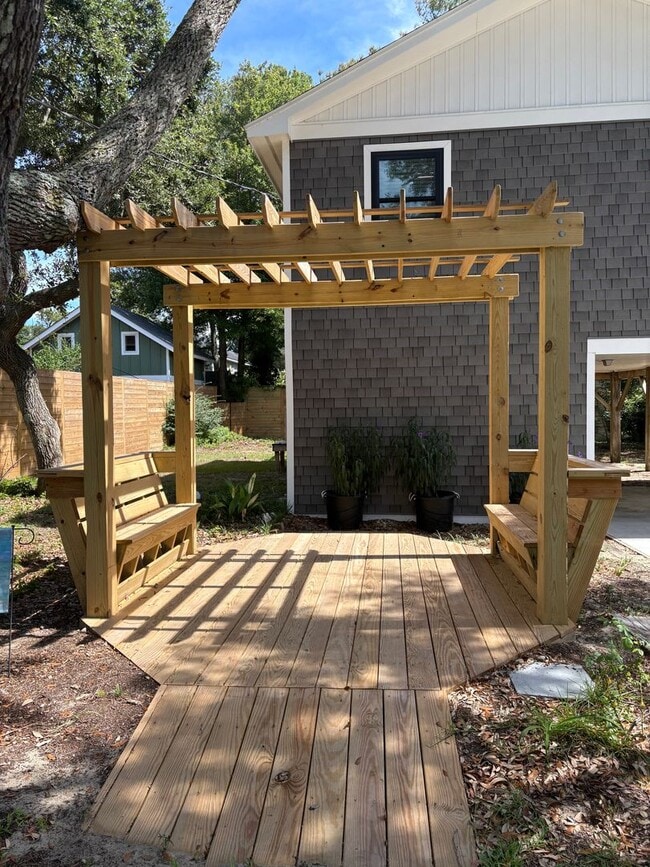 Building Photo - Available now for 12 month lease! 2150 per...
