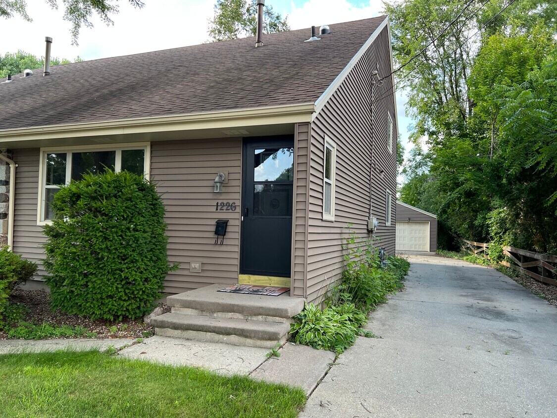 Primary Photo - 1226 E Longview Dr