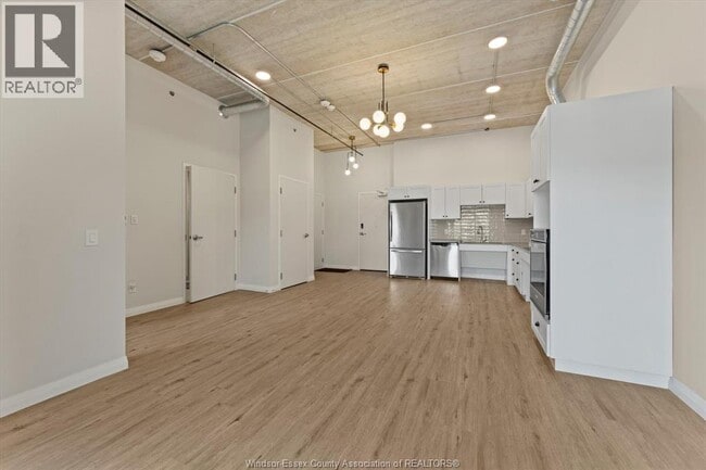 Building Photo - 3160 Meadowbrook Ln