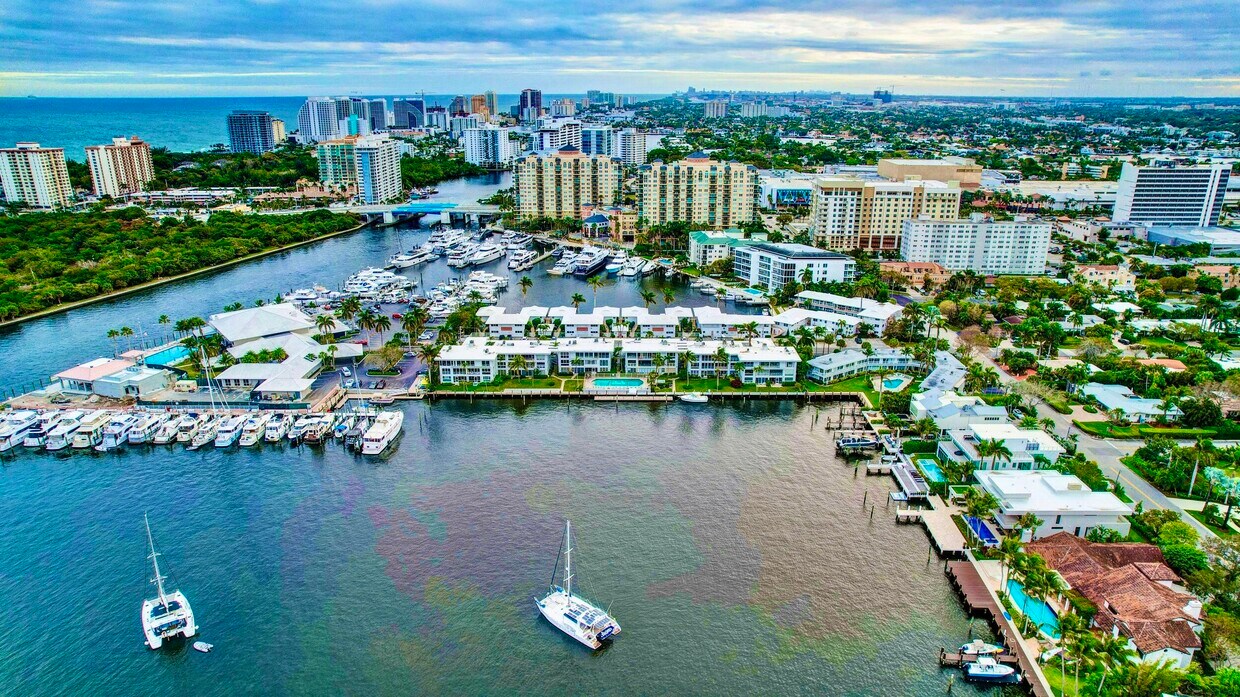 Primary Photo - 2717 Yacht Club Blvd
