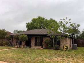 Building Photo - 1005 Bass Dr