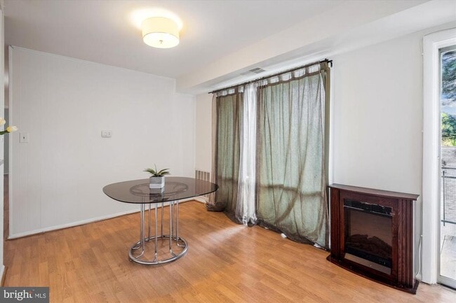 Foto del edificio - 9274 Adelphi Rd