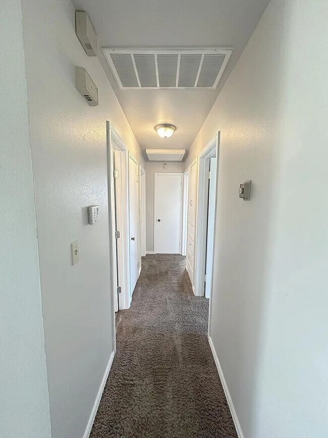 Foto del edificio - 3 Bed/1 1/2 Bath/1 Car with Carport