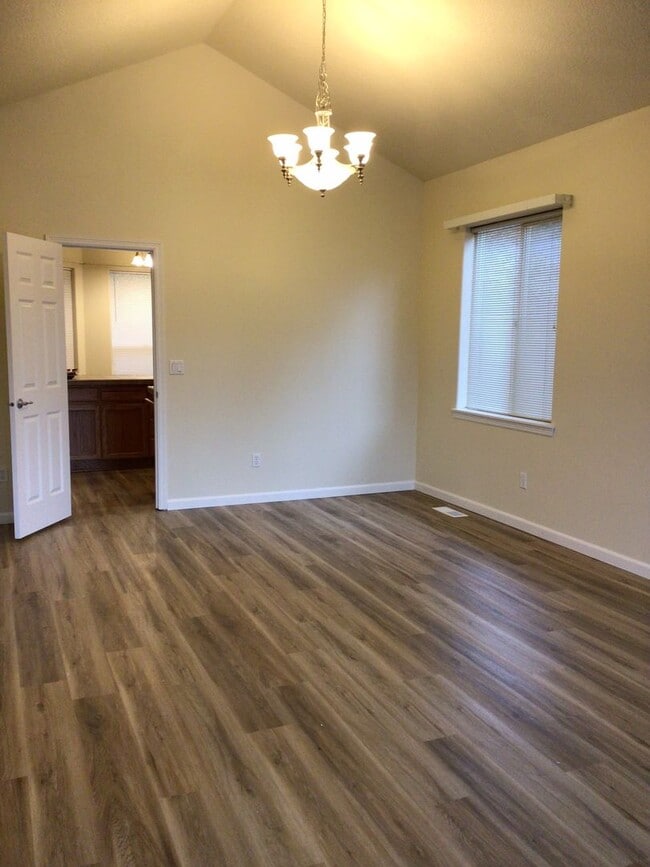 Building Photo - 3 Bedroom Home in Sherwood Neighborhood