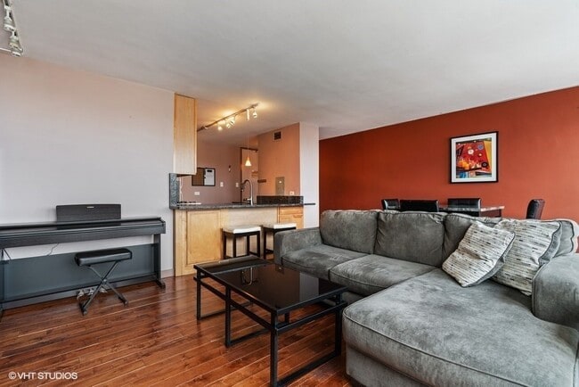 Building Photo - 1400 E 55th Pl