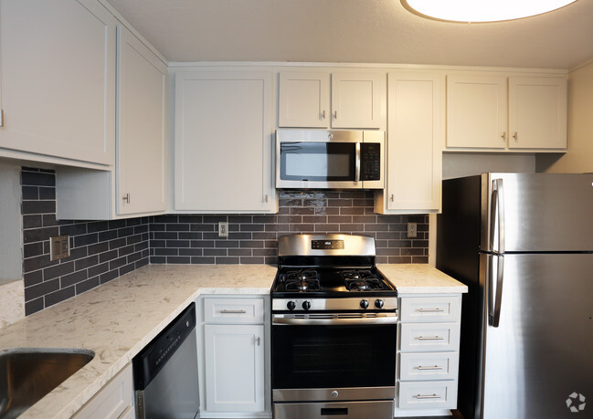 1BR, 1BA-Kitchen/Luxury - Indie Fairview