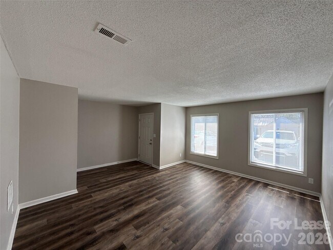 Foto del edificio - 300 N Main St