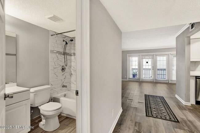 Building Photo - 1 bedroom/ 1 bathroom condo in highly soug...