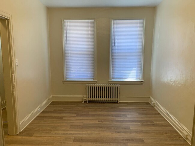 Foto del edificio - 5 Bedroom 2 Bath House, Parking, Yard- Yor...