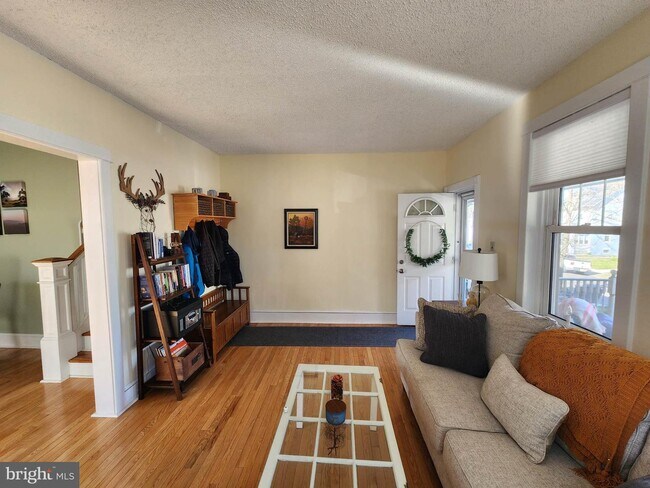 Building Photo - 604 Sycamore Terrace