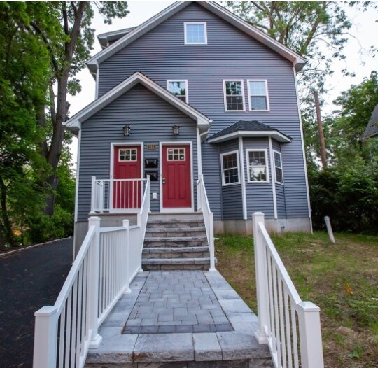 Primary Photo - 215 Irvington Ave