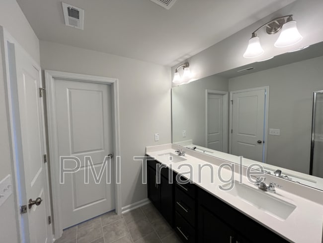 Foto del edificio - 1615 Singing Bird Trl