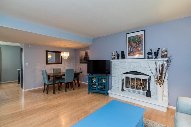 Building Photo - 627 Novavista Dr