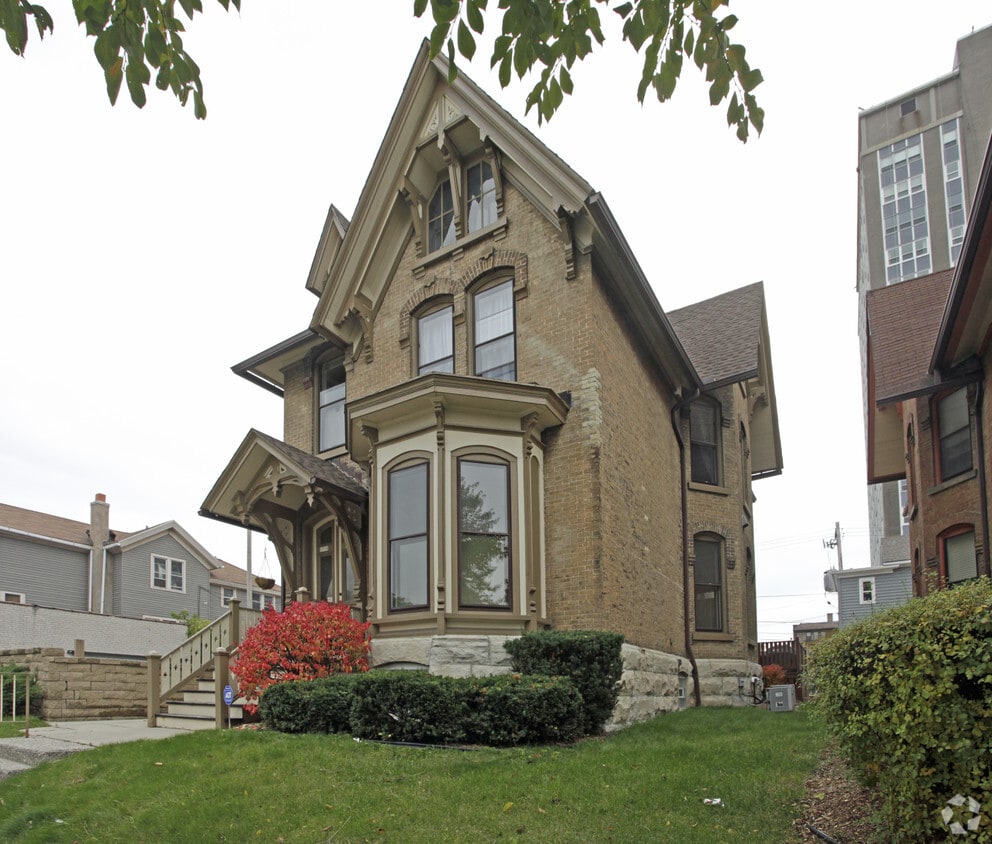 Building Photo - 1716 N Farwell Ave