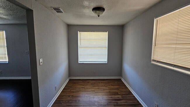 Building Photo - 2562 Rickenbacker St