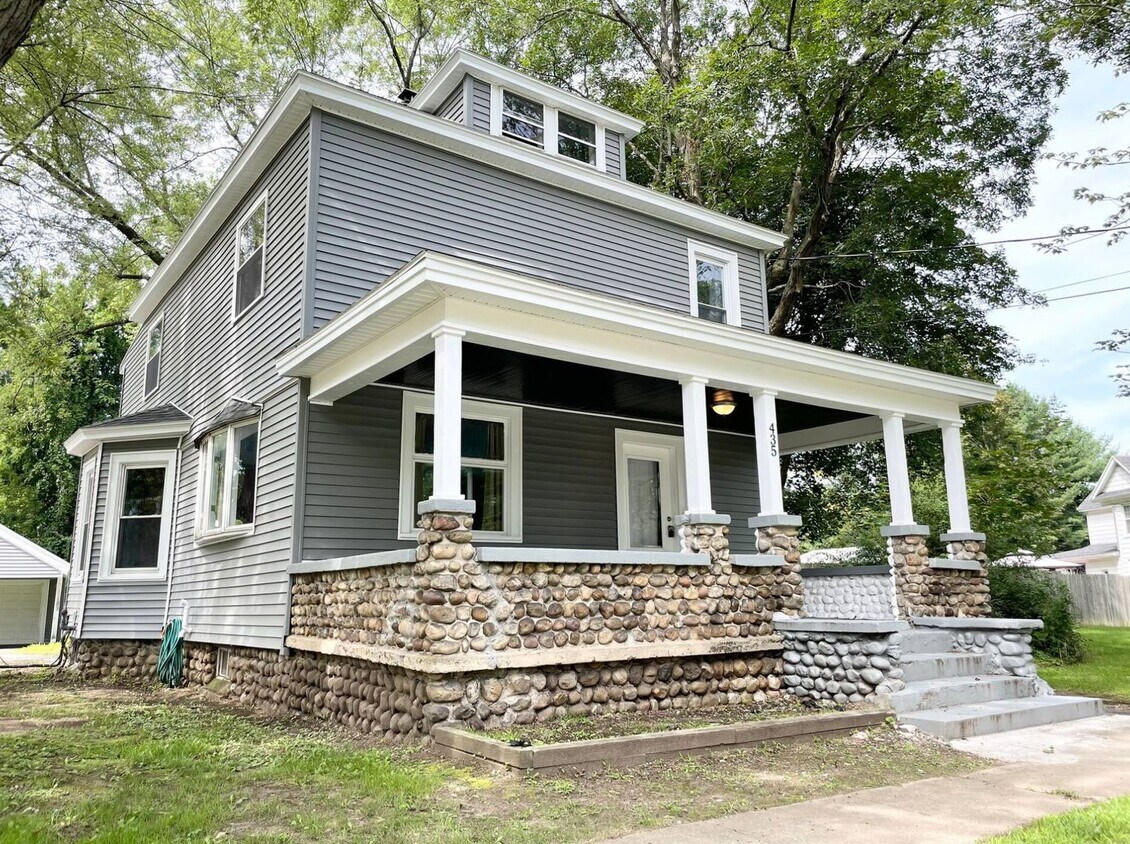 Primary Photo - Large Single Family Home, Ready Now!
