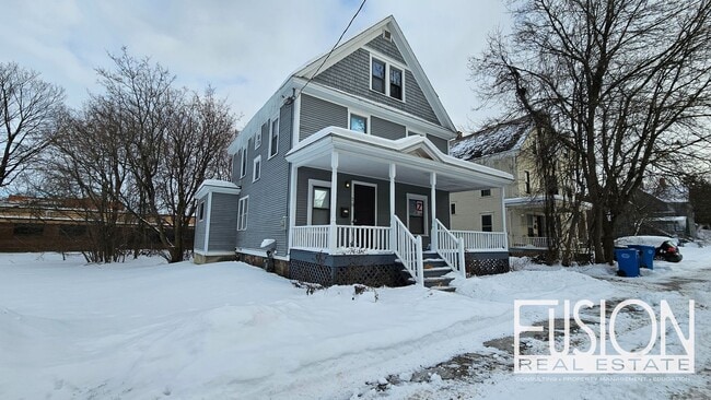 ONE Private Room with ALL Utilities Included in Prime Burlington Location - ONE Private Room with ALL Utilities Included in Prime Burlington Location House