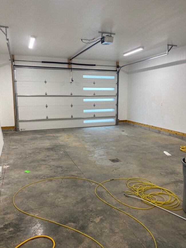 Building Photo - 334 Meadows Dr