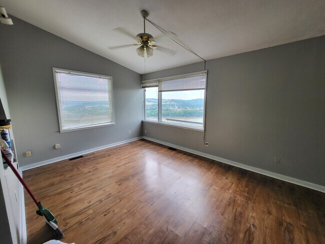 Foto del edificio - 490 Mt Hope Ave