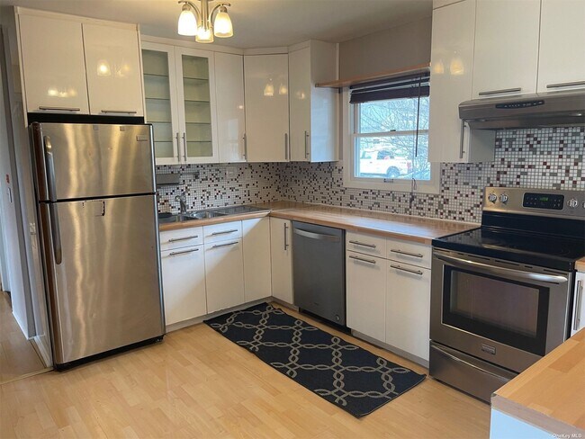 Foto del edificio - 90 Cypress Ln E