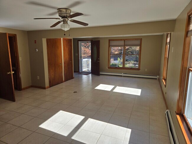 Foto del edificio - 3 Island Pond Rd