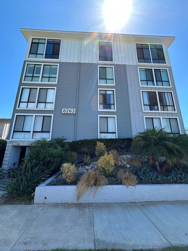 Foto del edificio - 2 Bed, 2 Bath Ocean View Condo in Highly D...
