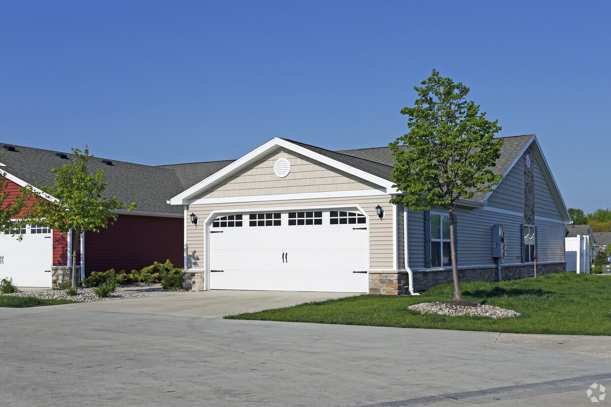 Redwood Perrysburg Woodmont Drive Apartments in Perrysburg, OH