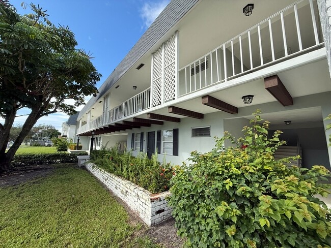 Foto del edificio - Brandon Palm Springs Apartment Homes