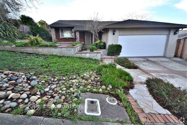 Building Photo - 556 Phoenix Cir