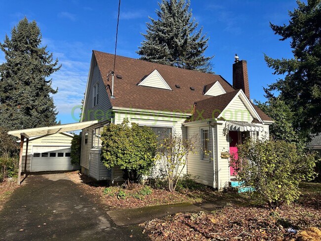 Foto del edificio - This 3-bedroom 1-bathroom house has a fully fenced backyard.