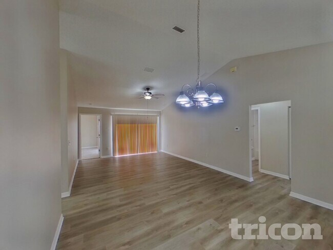 Foto del edificio - 4726 Bloom Dr