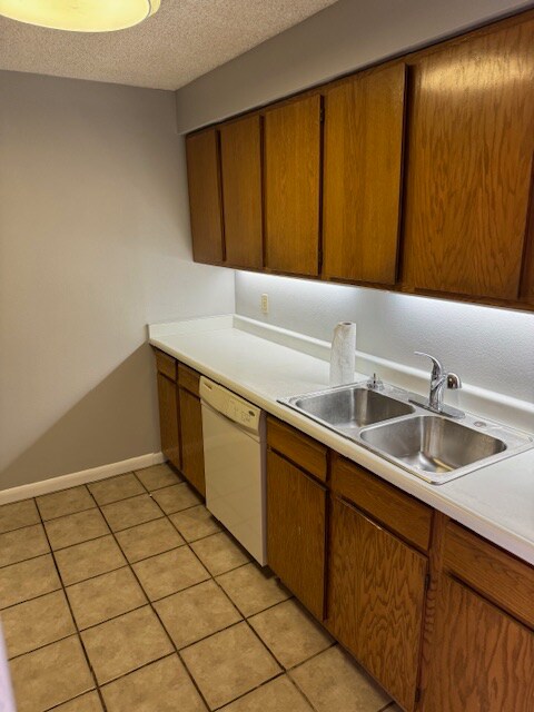 Foto del edificio - 411 Lakewood Cir