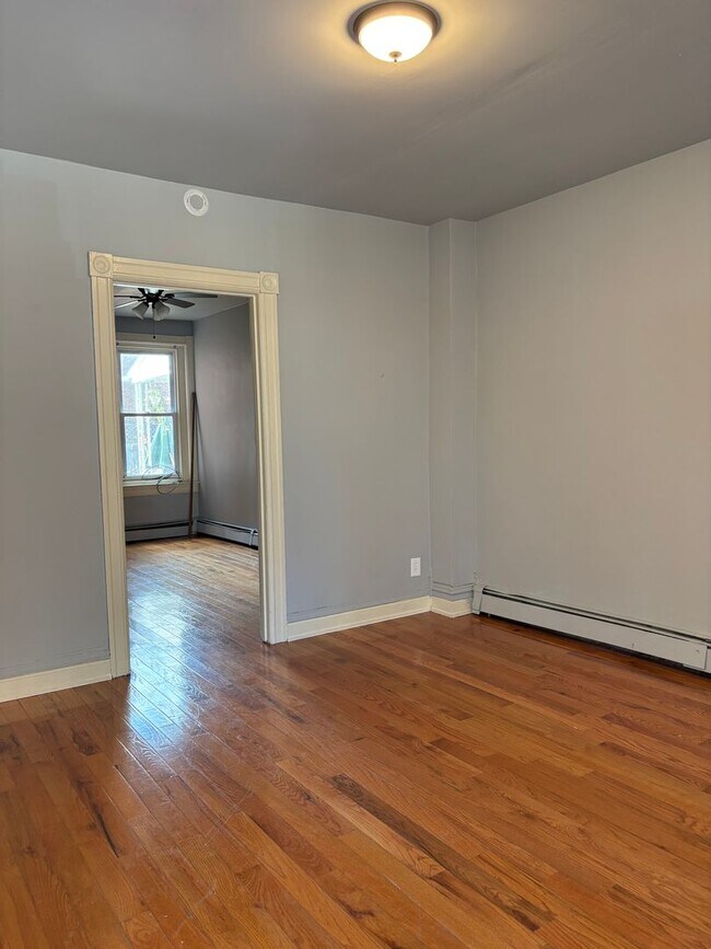 Building Photo - 948 W Maple St