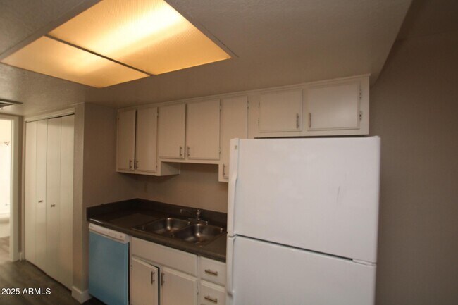 Building Photo - 3004 E Waltann Ln