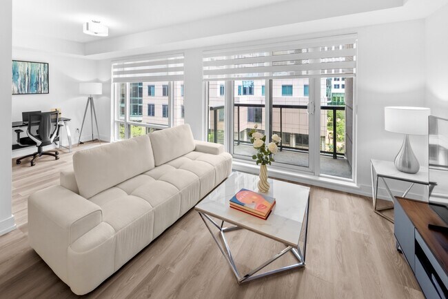 Espace de vie spacieux avec espace de travail dédié - The Rosemont Residences