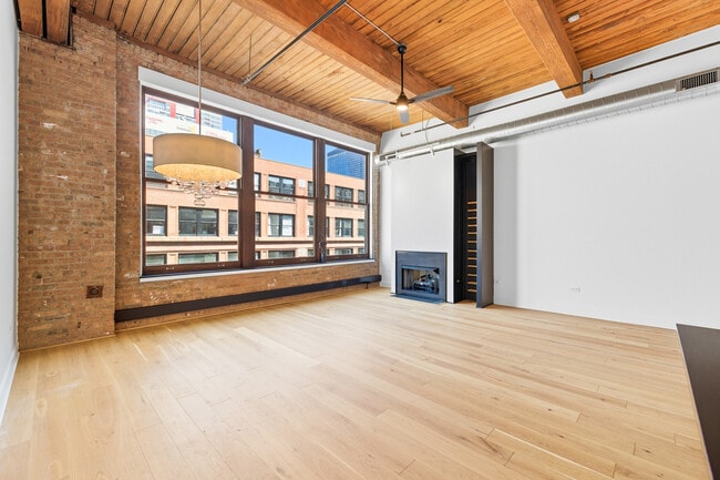 Building Photo - 2303 S Michigan Ave