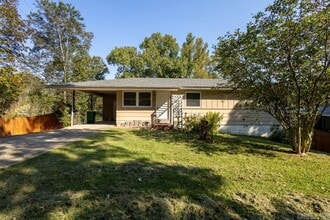 Building Photo - 10 Windsor Dr