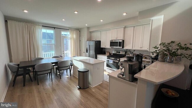 Building Photo - 11 Sidney Ln