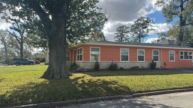 Foto del edificio - 5602 Tallow Ln