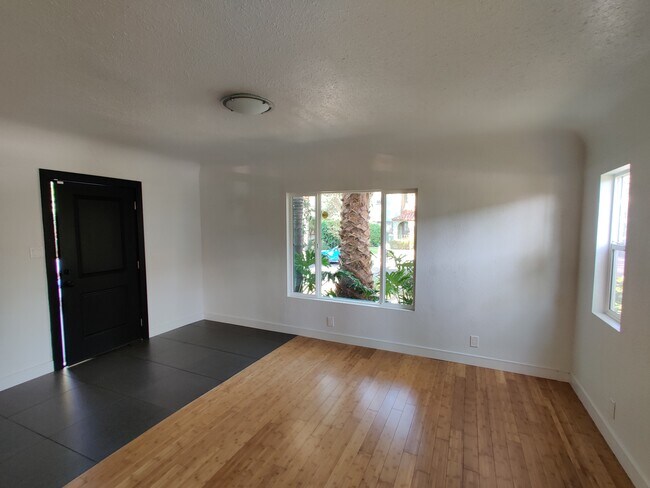 Building Photo - 860 N Fuller Ave