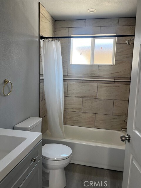 Foto del edificio - 1215 1/2-1212 W 104th St