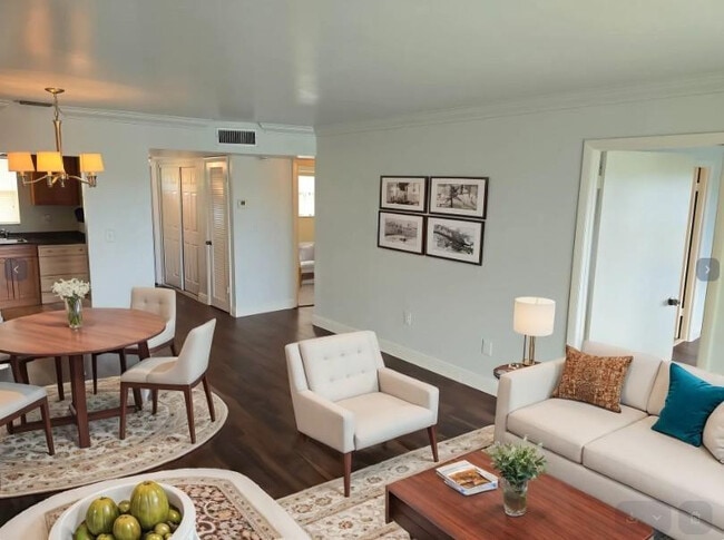 Foto del edificio - 8225 Sunrise Lakes Blvd