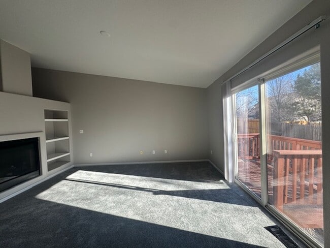 Foto del edificio - Charming 3BD Townhome in Gated Community just minutes from Peterson AFB & Fort Carson - Security ...