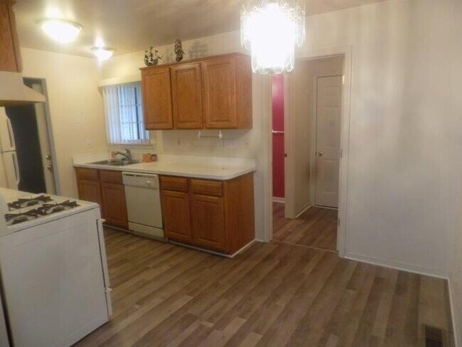 Building Photo - 29937 Kenwood Ct