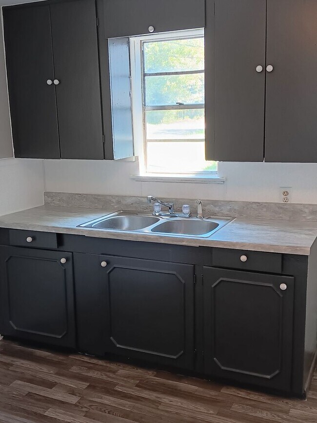Building Photo - 2 Bed 1 Bath Home!