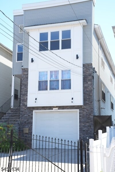 Foto del edificio - 168 Johnson Ave