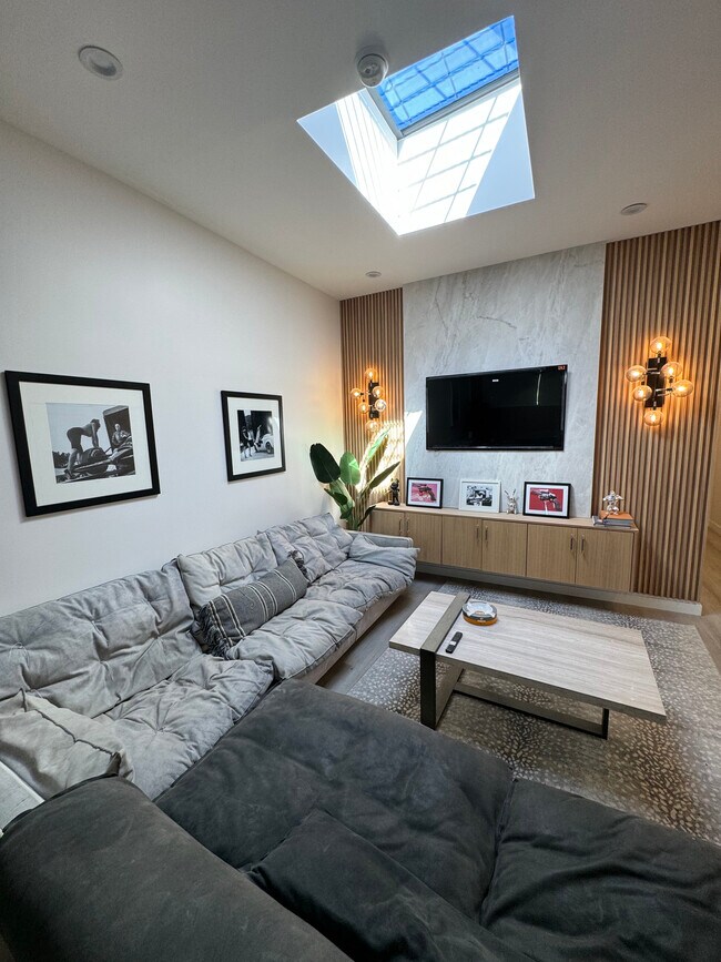 Building Photo - 7416 S Western Ave