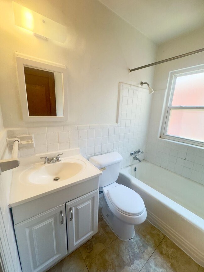 Foto del edificio - 3 Bed 1.5 Bath With 2 Car Garage